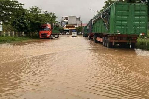 Mưa lớn ở Sơn La gây sạt lở, nhiều nơi ngập cục bộ, giao thông ách tắc