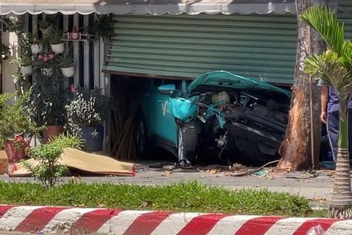 TP.HCM: Xe taxi công nghệ chạy ngược chiều, tông chết người đi xe máy