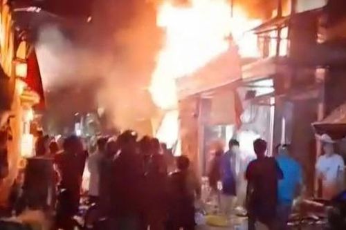 Ngọn lửa bùng phát lúc nửa đêm thiêu rụi 7 căn nhà trong khu chợ ở An Giang