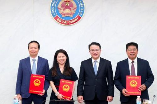 Bộ Tài chính tiếp nhận, bổ nhiệm 2 cục trưởng, 1 vụ trưởng