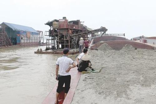 Nhiều tuyến sông được thanh thải vật chướng ngại, mở rộng luồng an toàn cho vận tải thủy