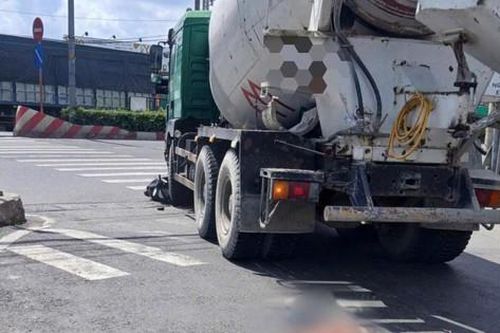 TP.HCM: Người phụ nữ đi xe máy tử vong sau va chạm với xe bồn ở Hóc Môn
