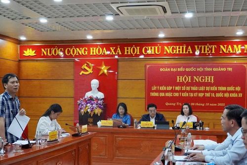 Đoàn ĐBQH tỉnh Quảng Trị lấy ý kiến góp ý các dự thảo luật lĩnh vực giáo dục và kinh tế