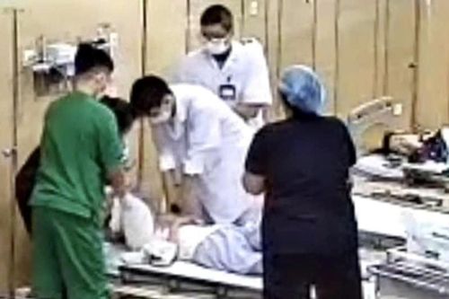 20 phút căng thẳng cấp cứu cho bệnh nhân nghẹt đường thở khi ăn cơm