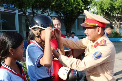 CSGT Công an Cà Mau tặng mũ bảo hiểm cho học sinh