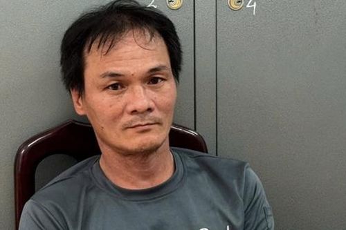 Dùng lưỡi liềm khống chế người phụ nữ để cướp dây chuyền
