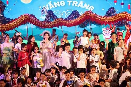Thiếu nhi Hà Nội vui Trung thu cùng 'Vầng trăng cổ tích'