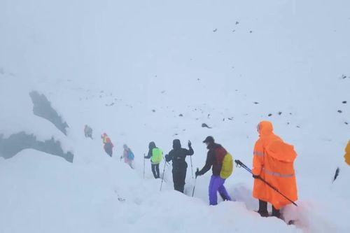 Hàng trăm nhà leo núi mắc kẹt ở Everest do bão tuyết