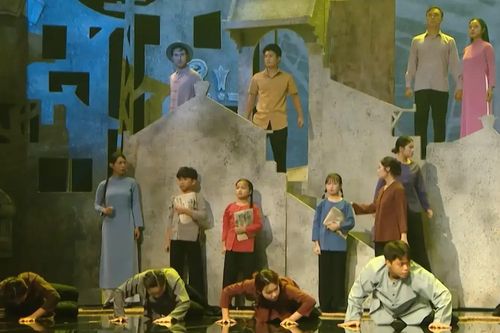 'Lửa từ Đất' gây xúc động từ sân khấu đến màn ảnh