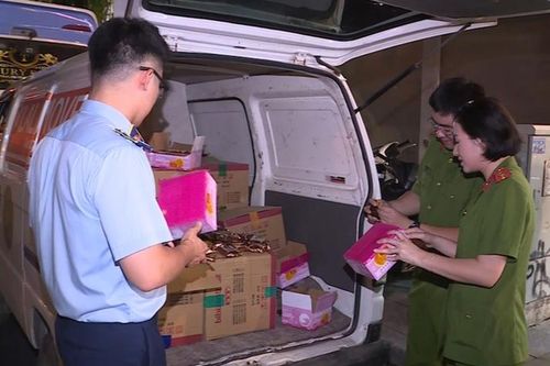 Chặn gần 4.000 bánh Trung thu không rõ nguồn gốc chuẩn bị tuồn ra thị trường Hà Nội