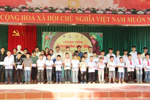 Phú Thọ: Trao tặng 350 phần quà cho trẻ em có hoàn cảnh khó khăn nhân dịp Trung thu