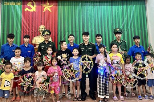 Đồn Biên phòng Đàm Thủy phối hợp tổ chức chương trình 'Vui Tết Trung thu' tại xóm Bản Giốc