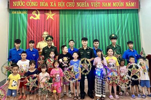 Giữa mưa bão, trăng Trung thu vẫn sáng trong lòng người
