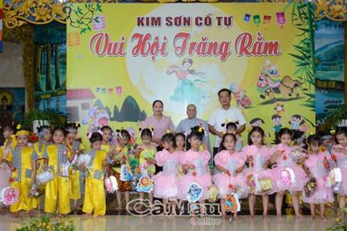 Ấm áp 'Vui hội trăng rằm' tại Kim Sơn Cổ Tự