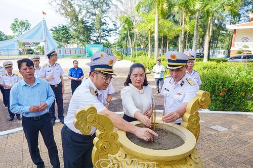 Đoàn công tác Quân chủng Hải quân dâng hương tại Bến Vàm Lũng