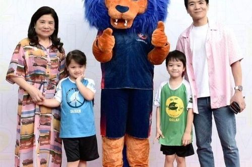 Phu nhân Bầu Hiển phụ con đưa cháu nội đi học, 'thiếu gia nghìn tỷ' làm bố đơn thân nay thấy tự hào