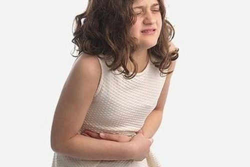 Con gái kêu đau bụng suốt 3 năm, cha mẹ ngỡ ngàng khi bác sĩ lấy ra thứ này từ dạ dày