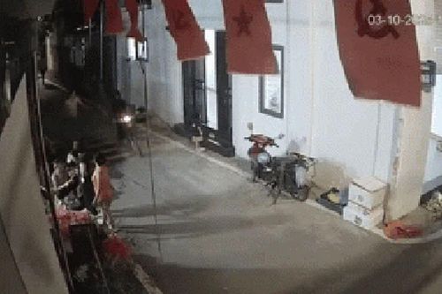 Camera ghi lại cảnh bà bầu 7 tuần bị kẻ lạ đá vào bụng trên đường phố Hà Nội, hé lộ nguyên nhân