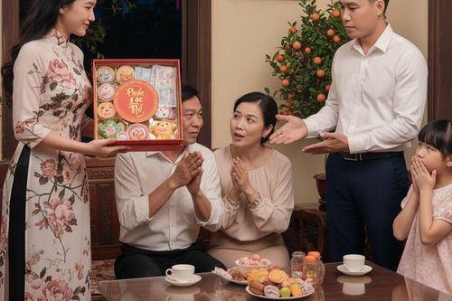 Mở hộp bánh Trung thu bạn gái mang biếu, cả nhà tôi chết lặng vì một chi tiết khó ngờ