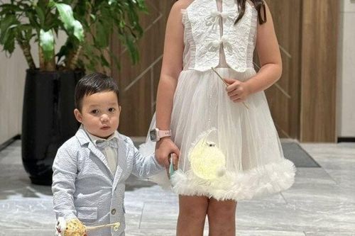 Hai con lai Tây của Hà Anh hóa trang đón Trung thu, bé gái ra dáng thiếu nữ xinh đẹp, quý tử bảnh bao giống bố