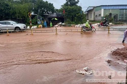 Bùn đất đỏ tràn vào nhà dân, phủ kín mặt đường giao thông