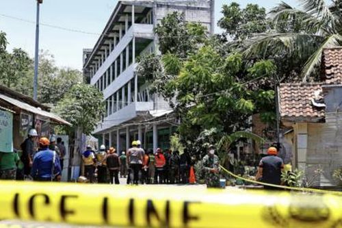 Số người chết trong vụ sập trường học ở Indonesia đã tăng lên 49 người