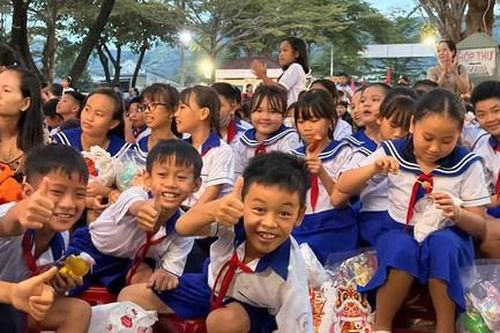 Trung thu yêu thương đến với trẻ em vùng xa xã Tân Minh