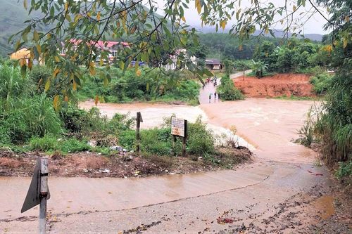 Cầu tràn bị nhấn chìm vào mùa mưa lũ, dân vùng cao Quảng Ngãi canh cánh mối lo