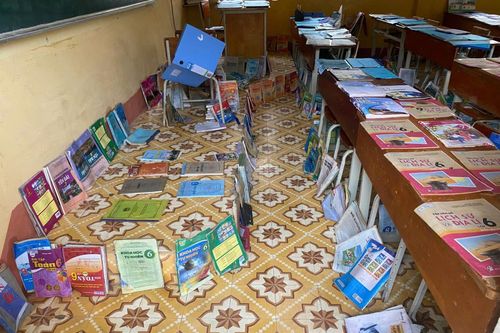 Trường bán trú ở Lào Cai ngập bùn đất, học trò bật khóc nhìn trang giấy nhòe nát