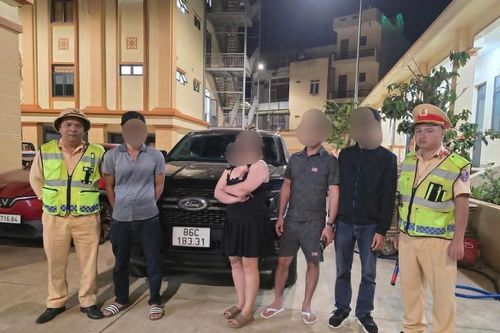 Tài xế bán tải hùng hổ lao xuống đấm tài xế xe tải sau va chạm giao thông