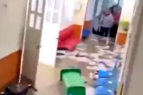 Kinh hoàng cảnh nước lũ tràn vào bệnh viện đa khoa ở Sơn La