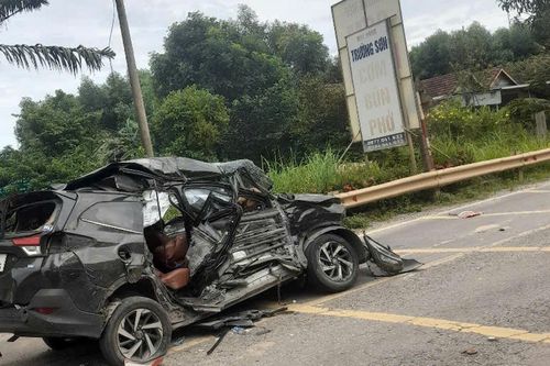 Ô tô con bị vò nát sau chạm với xe đầu kéo, 4 người thương vong