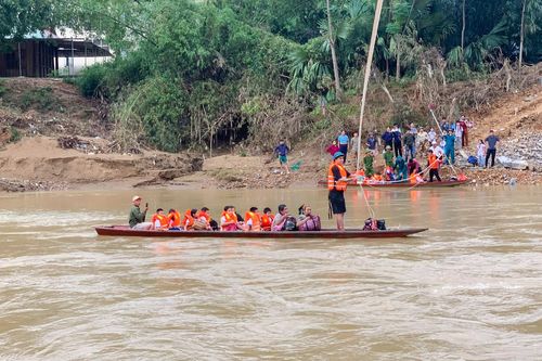 Cầu bị lũ cuốn trôi, hơn 200 học sinh đi thuyền bám dây cáp vượt suối đến trường