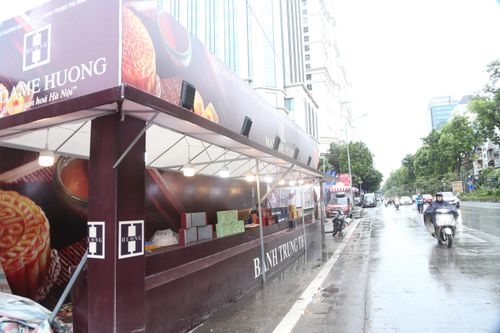 Bánh trung thu ngày Rằm vắng khách, người bán than 'chưa năm nào ế như vậy'