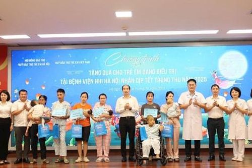 Mang Tết Trung thu ấm áp đến với trẻ em đang điều trị tại các bệnh viện