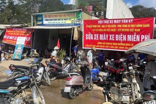 Sau lũ, xuất hiện những 'bác sĩ' xe máy, đồ điện tử miễn phí