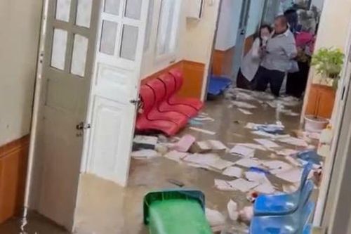 Nước lũ cuồn cuộn đổ vào bệnh viện ở Sơn La, máy móc, thiết bị y tế trôi theo dòng nước