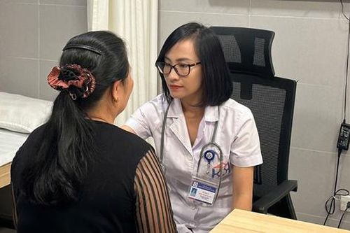 Từ hóa trị truyền thống đến liệu pháp trúng đích: Hy vọng mới cho bệnh nhân ung thư buồng trứng