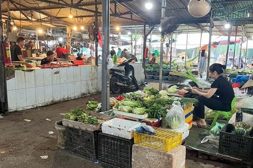 Chưa kịp khô sạp hàng, tiểu thương tại Hà Nội lại tất bật chống ngập