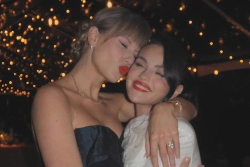 Loạt ảnh hiếm hoi ghi lại khoảnh khắc Taylor Swift dự đám cưới Selena Gomez