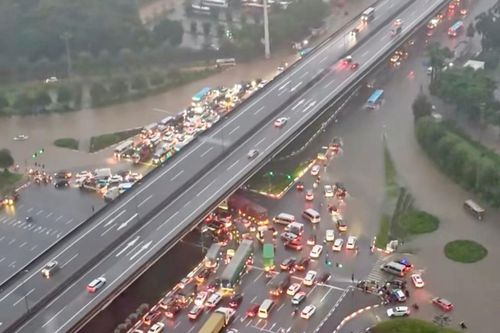 Hoàn lưu bão Matmo gây mưa to, nhiều nơi tại Hà Nội lại ngập lụt