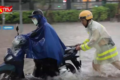 Lực lượng CSGT chủ động phân luồng hỗ trợ người dân trong mưa ngập