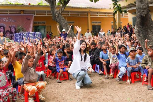 Ca sĩ Phúc Anh mang dự án '54 Dân tộc Việt Nam' đến làng phong ở Gia Lai