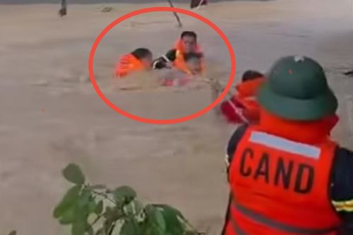 Cảnh sát kịp thời cứu nạn một gia đình thoát khỏi dòng lũ dữ