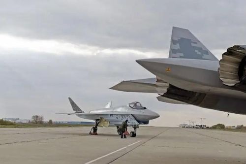 Tiêm kích tàng hình Su-75 Checkmate bất ngờ xuất hiện trên đường băng