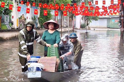 Chiến sỹ Công an lội nước hỗ trợ dân di dời tài sản