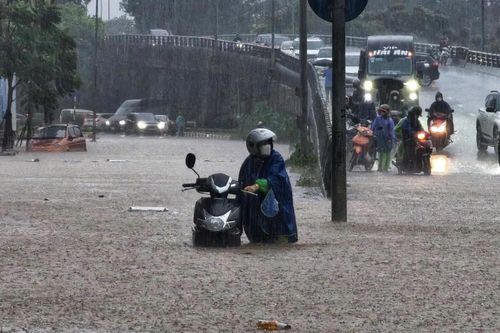 Mưa xối xả kéo dài, 66 tuyến phố Hà Nội lại ngập trong biển nước
