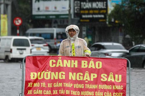 Người Hà Nội lại vật lộn với tình trạng ngập sâu trên nhiều tuyến phố