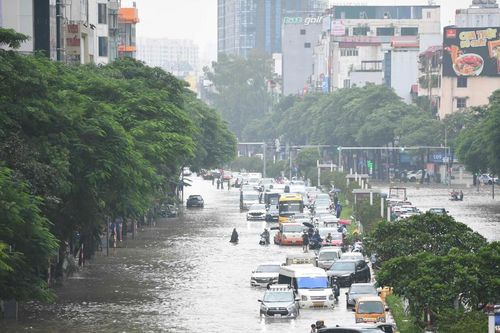 Nhiều tuyến phố Hà Nội thành 'sông', phương tiện phải 'quay đầu'