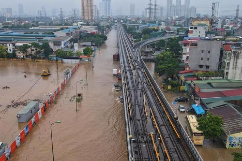 Hà Nội có 90 điểm ngập úng từ 10-30 cm, hàng loạt xe bị chết máy
